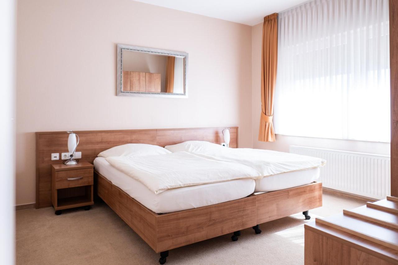 Land-Gut-Hotel Restaurant Kreuz Meyer Stuhr Bagian luar foto